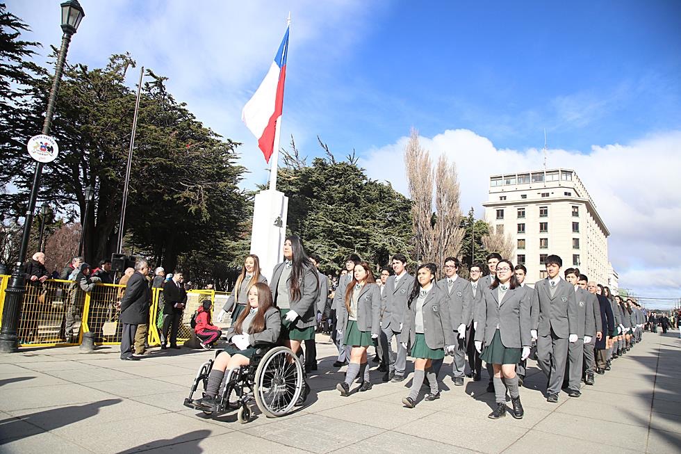 COLEGIO PUNTA ARENAS RINDE HOMENAJE A LA PATRIA EN DESFILE. - Colegio ...
